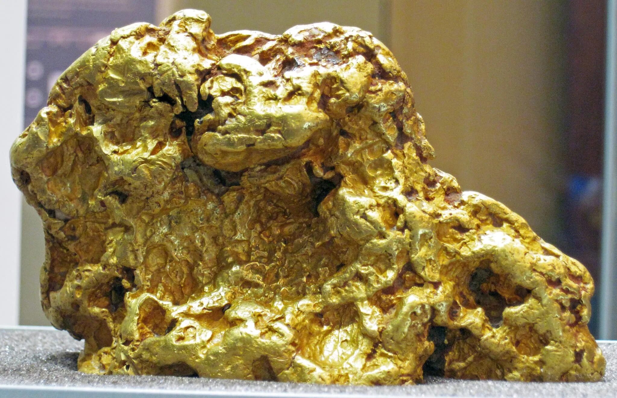 Благородные руды. Минералы теллуриды золота. Сурьма самородок. Самородок меди 420 тонн. Золотоносная руда Урала.