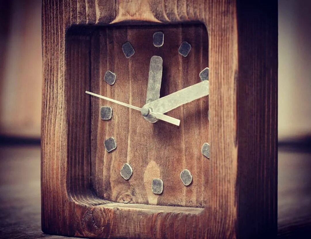 Сделай часы тусклее. Часы из дерева. Часы настенные деревянные. Креативные часы из дерева. Дизайнерские деревянные часы.