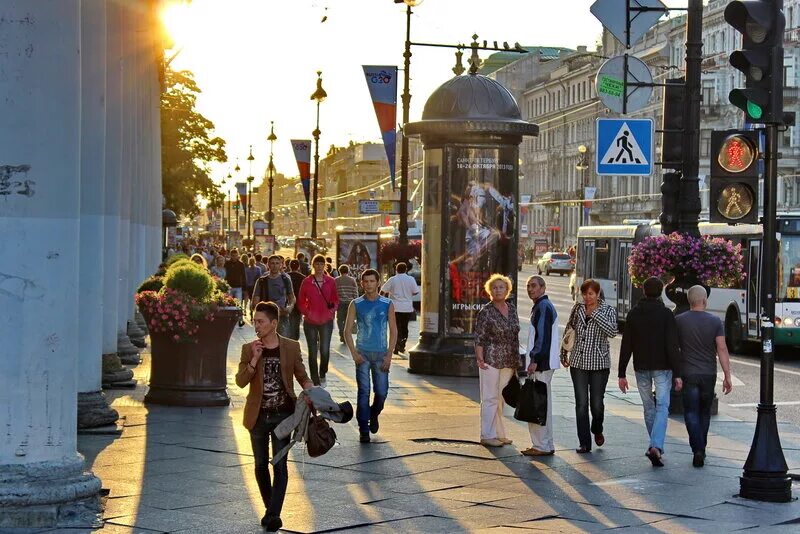 питер город людей. люди на улице. питер город людей. питер город людей. петербург невский проспект люди.