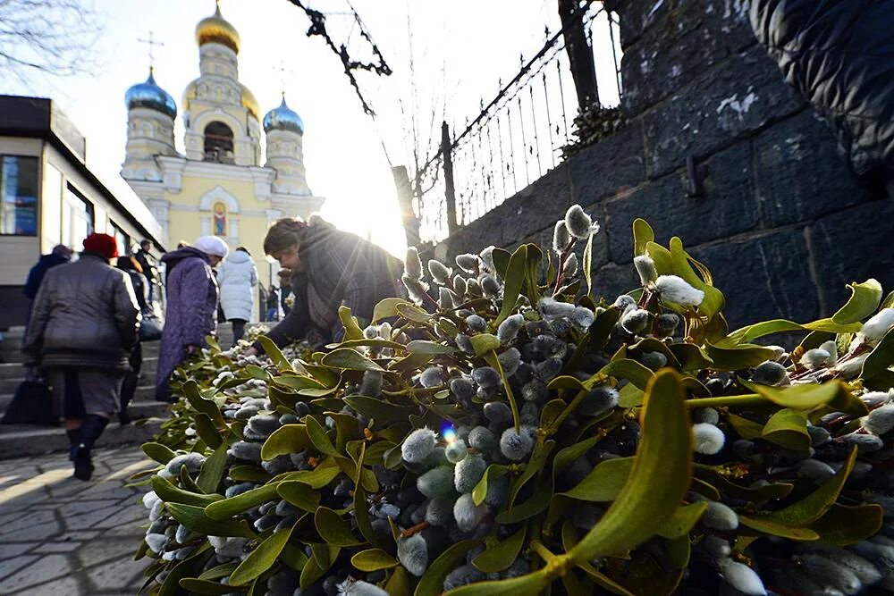 Сочи храм Вербное воскресенье. Вербное Воскресение Вязьма Веденский храм. Вербное Воскресение в монастыре. Украшение храма на Вербное воскресенье. Вербное воскресение кладбище