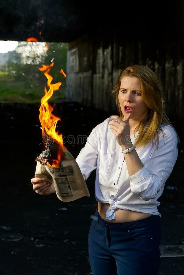 Фотосессия с горящей газетой. Девушка с горящей газетой. Девушка с горящей газетой в руках. Фотосессия с горящей газетой в руках. Сжигание пресса