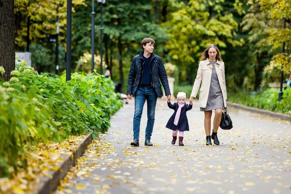 Гулять. Семья на прогулке в парке. Прогулка. Прогулка в парке. Дети на прогулке.