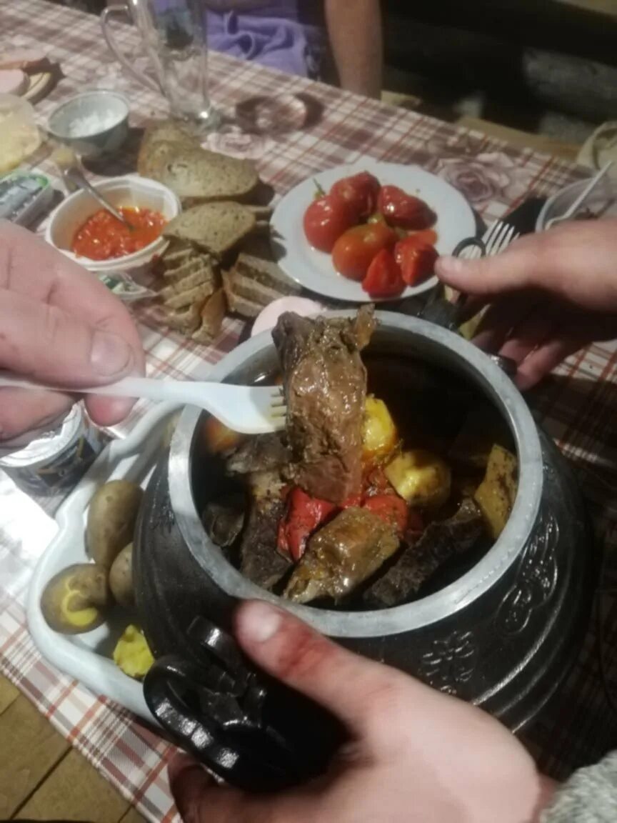 Блюда в афганском казане. Еда в Афган казане. Мясо в афганском казане. Афганский казан готовка.