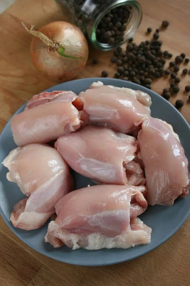 Куриные бедра и ножки. Филе бедра куриного. филе голени курицы. куриные ножки филе. филе бескостное куриное.