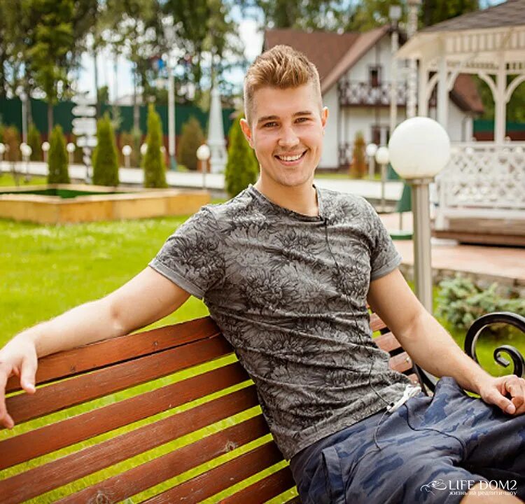 Дом 2 про мальчика. Сергей кучеров дом 2. Дом 2 про мальчика. Роман гриценко 1988. Захар саленко 2020.