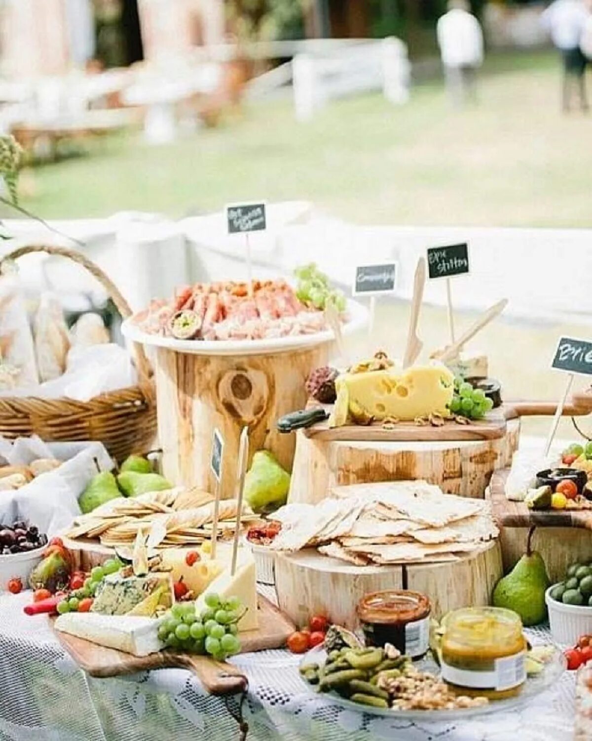 Свадебный кейтеринг. Свадебный стол с едой. Свадьба в стиле кейтеринг. Свадебный Фуршет на природе.
