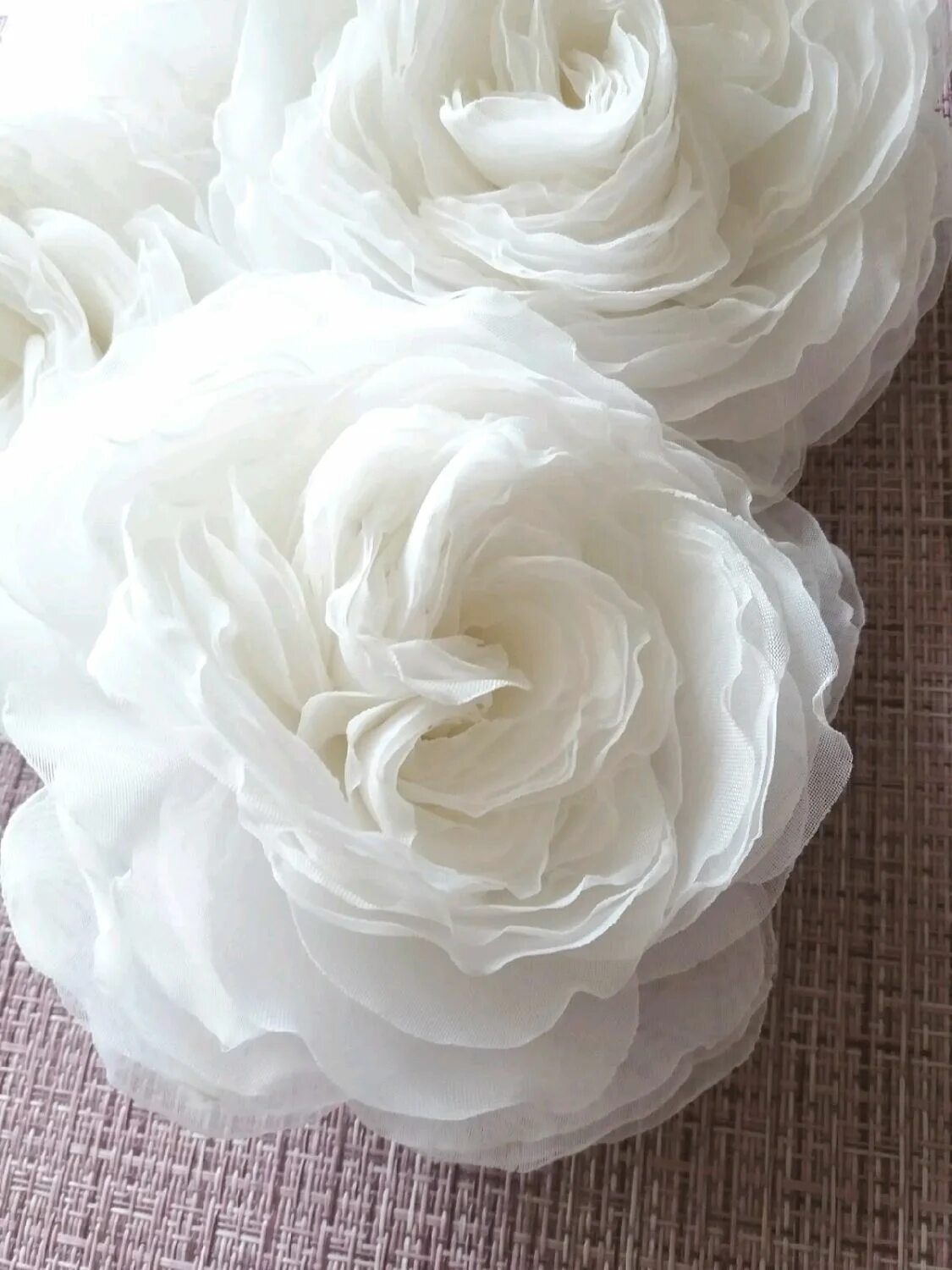 Цветы из вуали. Цветы из тюли. Цветы из ткани для украшения. Цветочки из органзы. Цветы из ткани для украшения платья.