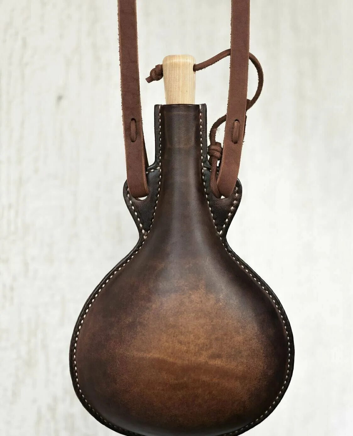 бемал фляга бурдюк 3л. бурдюк фляга 14 век. кожаный бурдюк для воды. кожаная посуда саба бурдюк башкир. фляга в кожаном чехле.