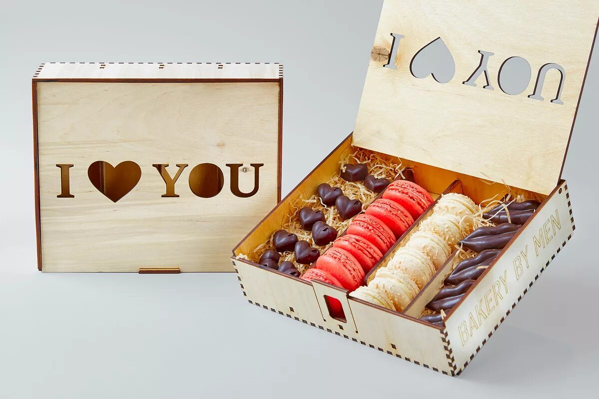 Подарочный сладкий бокс. Коробка со сладостями. Сладкий подарочный набор. Деревянные коробки для конфет. Деревянная коробка для конфет.