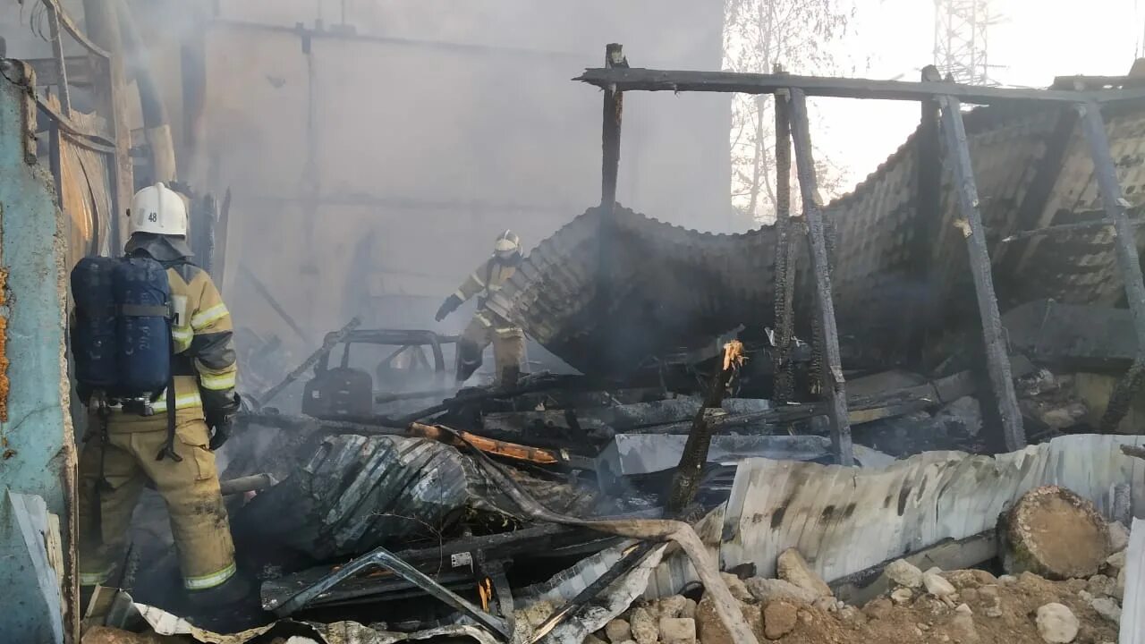 Пожар в Татарстане характерные происшествия. Пожар в автосервисе Казань. Сгоревший автосервис. Пожар Адмирал Казань.