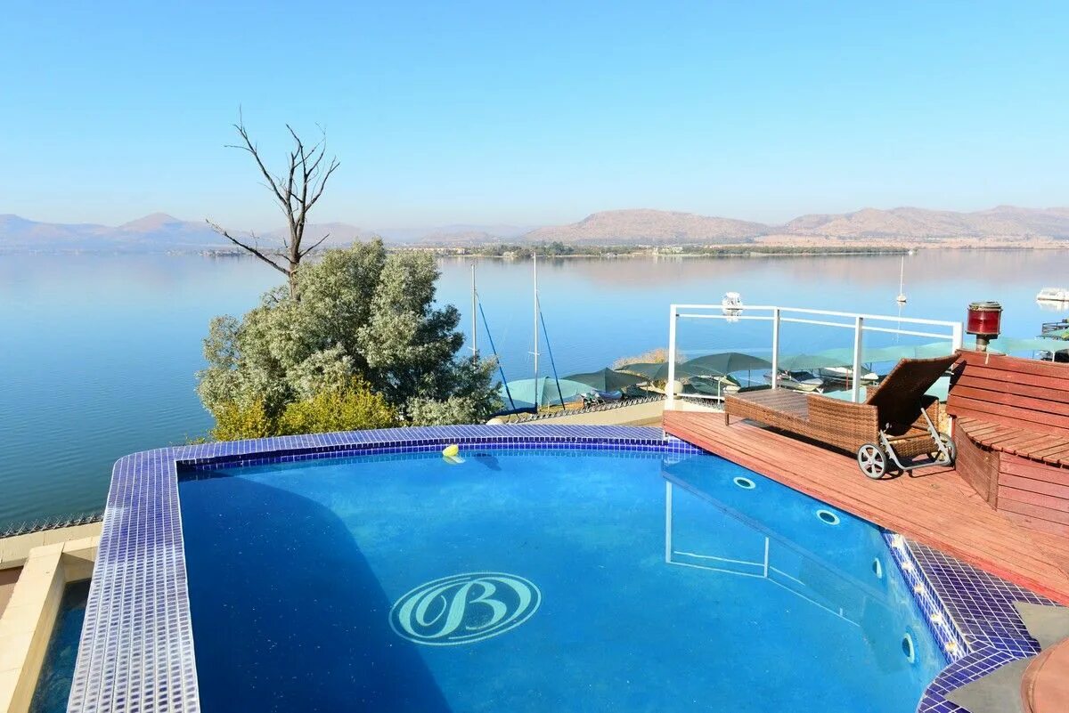 Землянка на склоне. Water guest. Фильм 80-х сша у бассейна. Water guest. Hazyview.