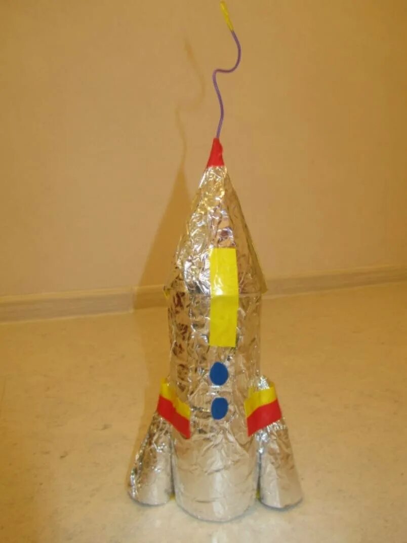 Ракета из фольги ко дню космонавтики. Ракета поделка. Ракета из бутылки. Ракета из бросового материала. Поделка ракета ко Дню космонавтики.