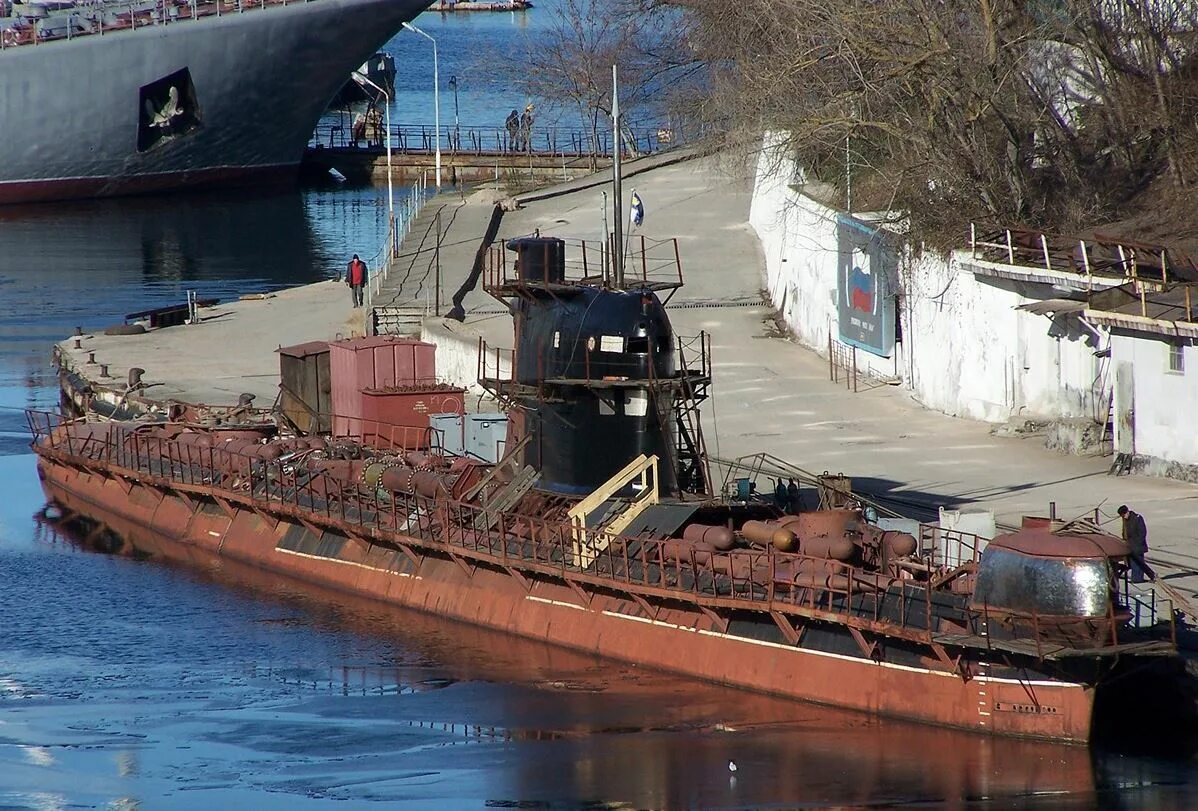 Подводная лодка ВМФ Украины Запорожье. Подводная лодка ВМСУ "Запорожье". Подводная лодка Украины приварена к пирсу. Подводная лодка Запорожье приварена к пирсу. Потопили флот украины