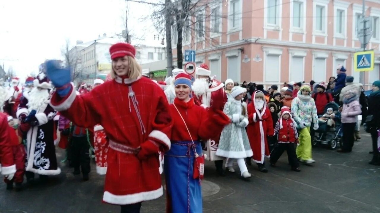 Фестиваль дедов морозов в олонце. Танец морозцев. Танец морозцев. Новогодние танцы с дедом морозом в детском саду. Новогодние танцы с дедом морозом в детском саду.