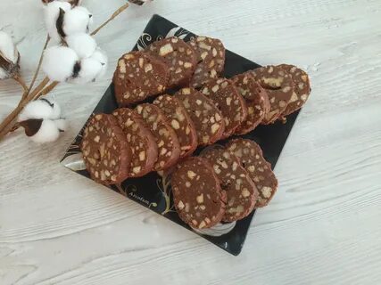 Колбаска из печенья и сгущенки без выпечки