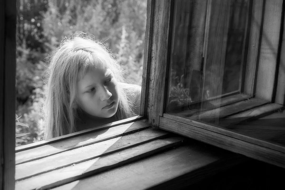 заглядывает в окно. девочка заглядывает в окна. женщина в окне. девочка заглядывает в окна. девушка в окне напротив.