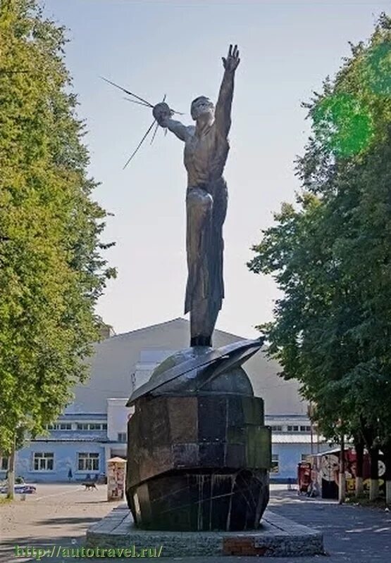 Памятник первому полету в космос. Слава покорителям космоса Монино. Памятник покорителям космоса Монино. Монумент покорителя космоса в Монино. Памятник Слава покорителям космоса.