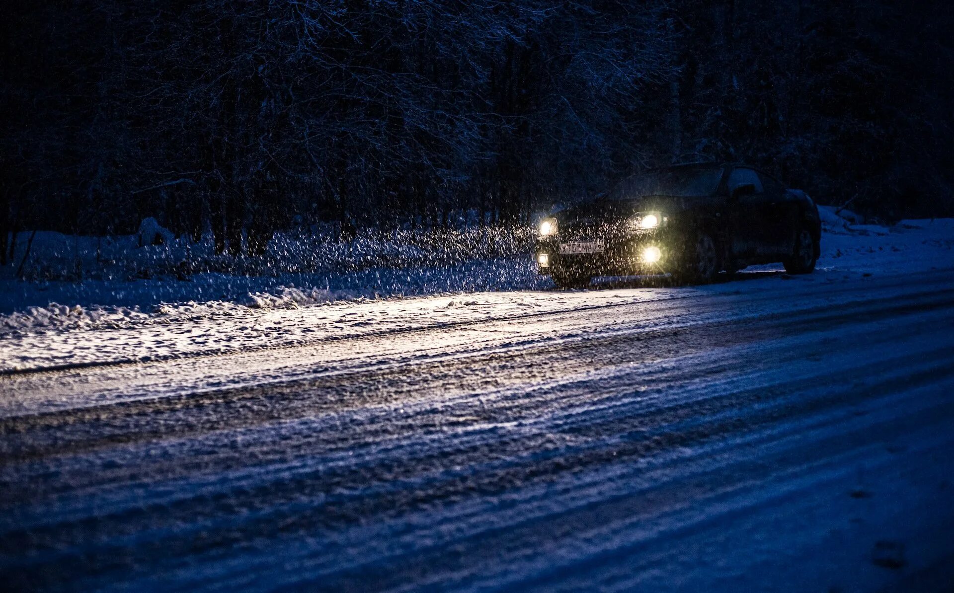 В темное время суток и в пасмурную. Зимняя трасса ночью. Машина ночью на дороге зимой. В машине ночью зимой. Ночная зимняя дорога.