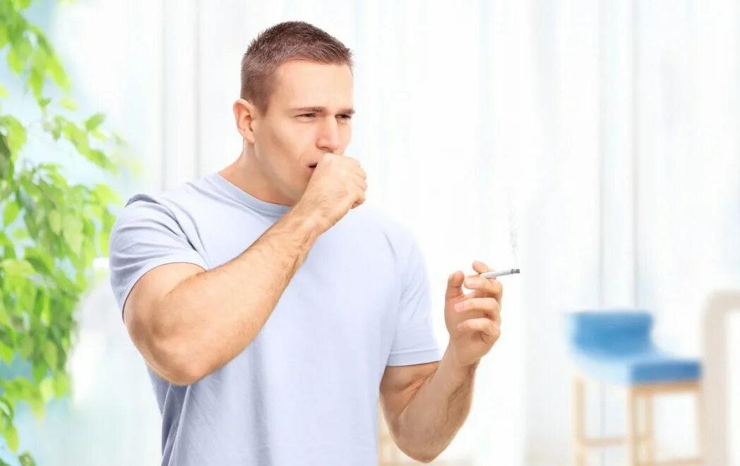 Нездоровый человек. Кашляющий человек с сигаретой. Кашель курящего человека. Кашель курящего человека. Человек кашляет в кулак.