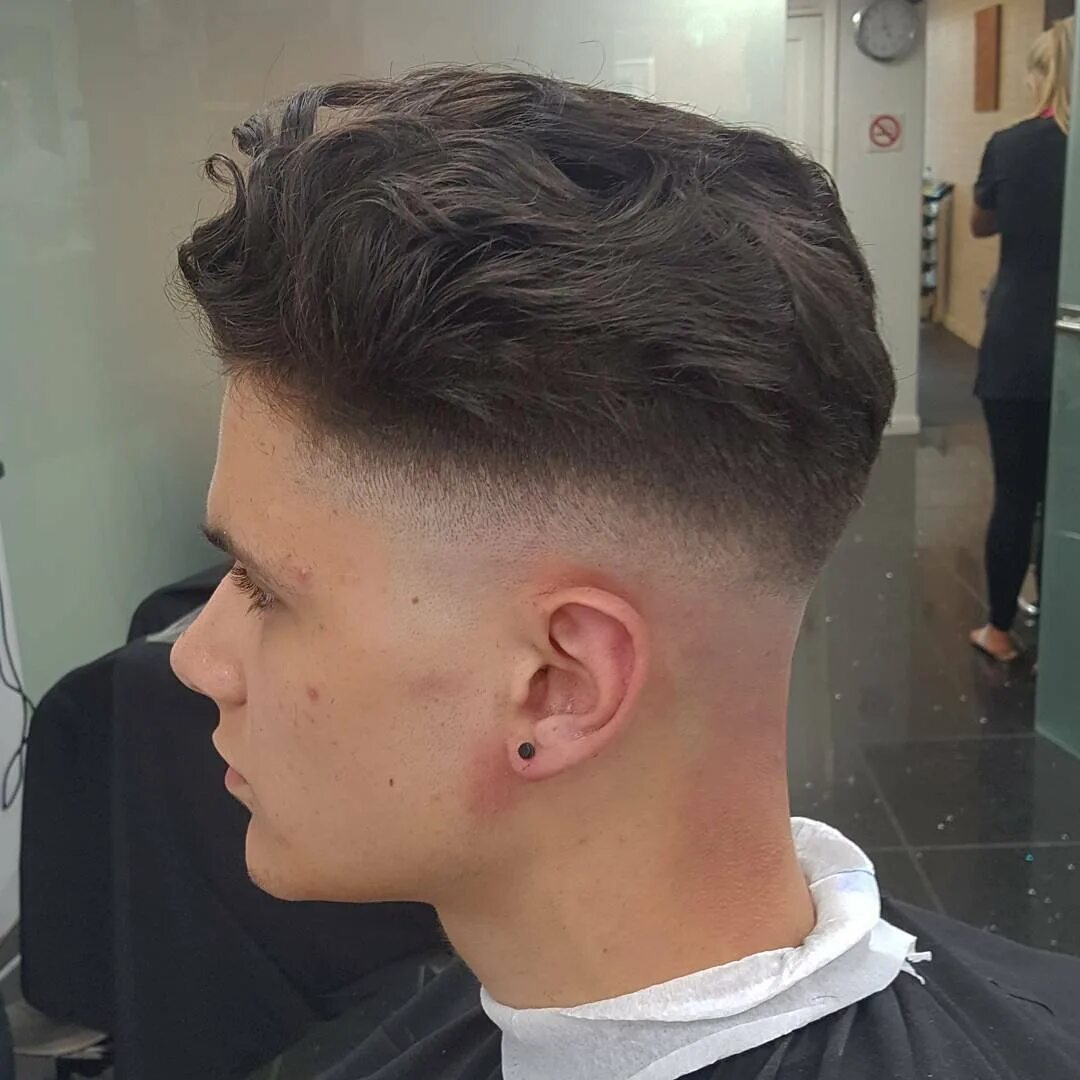 Фейд канадка. Стрижка канадка фейд. Taper Fade стрижка. Taper Fade Jin Cut стрижка. Тайпер фейд