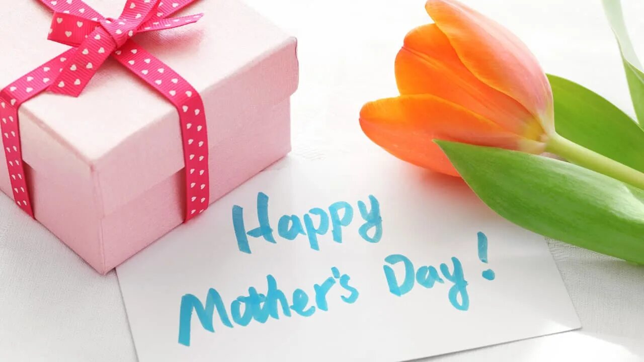 Мама дарит подарок. Девушка дарит подарки семье. Ребенок дарит подарок. Подарок маме. Дарим подарки.