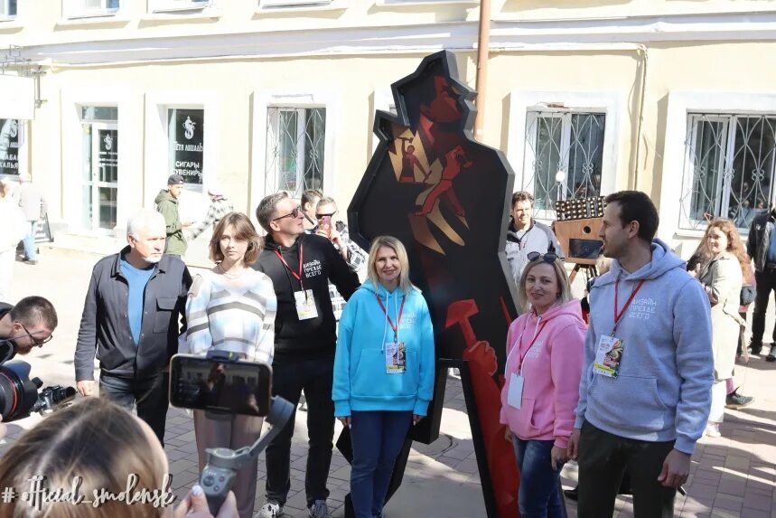 Смоленск открывает двери. Арт объект. арт маяковский смоленск. познавательный арт объект. новогодние арт объекты.