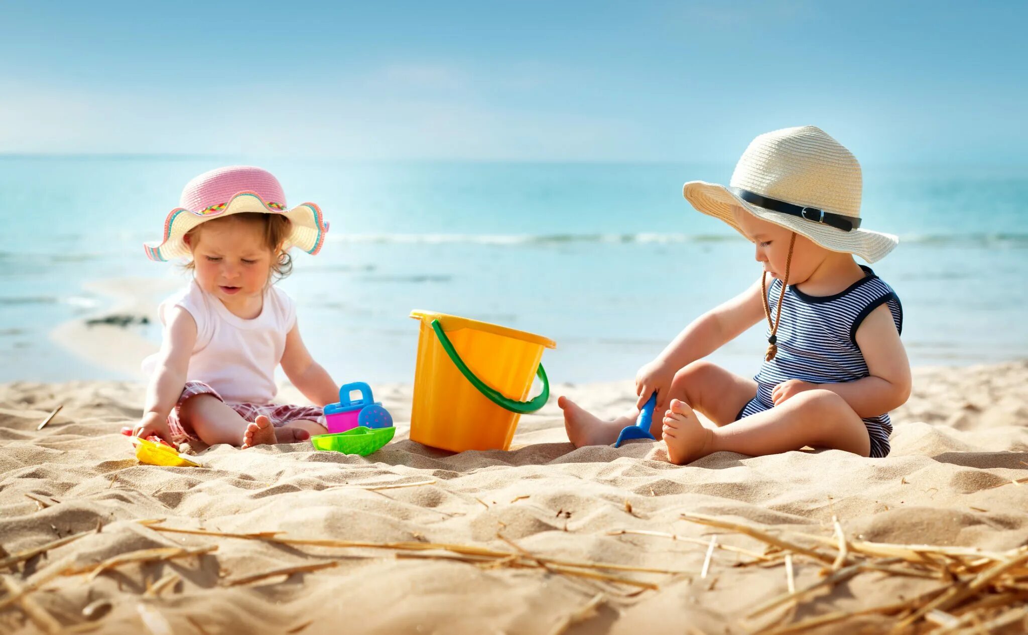 На первое время ребенку летом. Ребенок в пледе. Дети на море. Малыш на пляже. Море солнце дети.