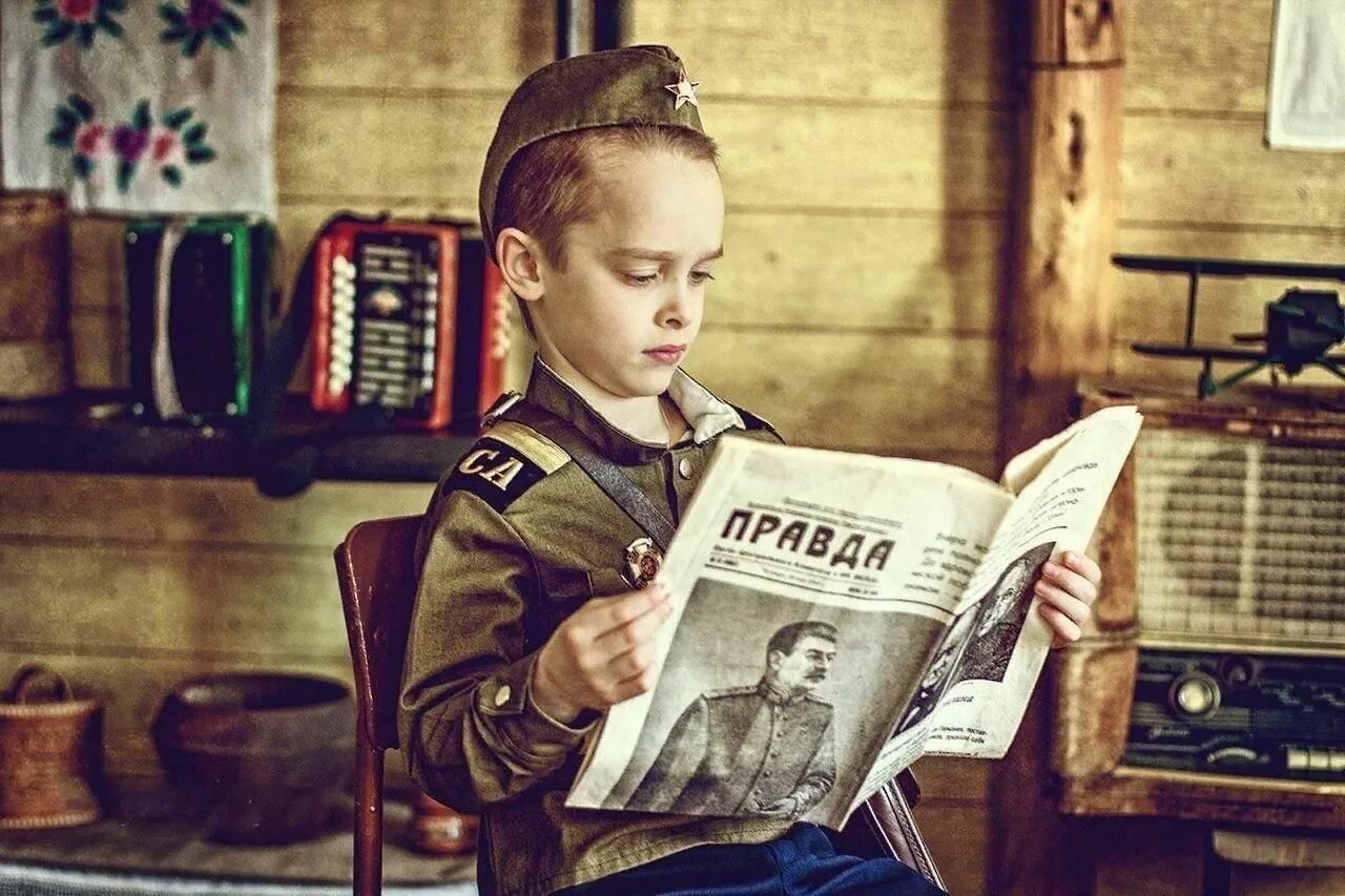 Дети войны. Фотосессия день Победы. Детская фотосессия к 9 мая. Дети читают книги о войне.