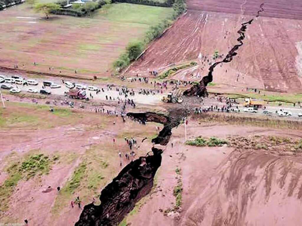 Огромная трещина. Великая рифтовая Долина Кения. Разломы земной коры в Африке. Трещина в Найроби Африка. Тектонический разлом в Африке.