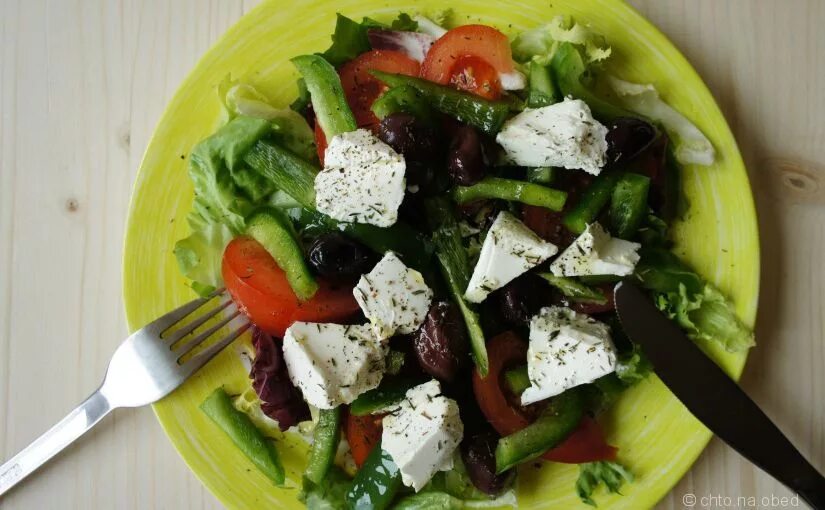 Салат огурцы с фетой. Салат с салатом айсберг и помидорами. Салат с редисом, помидорами и фетой. Салат с авокадо огурцом и яблоком. Салат из огурцов и брынзы.