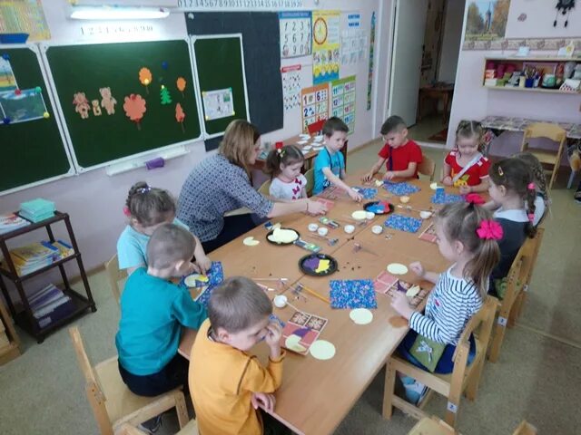 Клубный час новогодний. Новогодние обои. Часы новогодние. Бусы на клубный час в саду. Красивые новогодние часы.