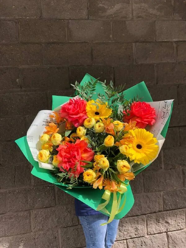 вендинговый аппарат с цветами. терминал цветов. витрина цветочного магазина. цветомат fstor. вендинговый автомат с цветами.