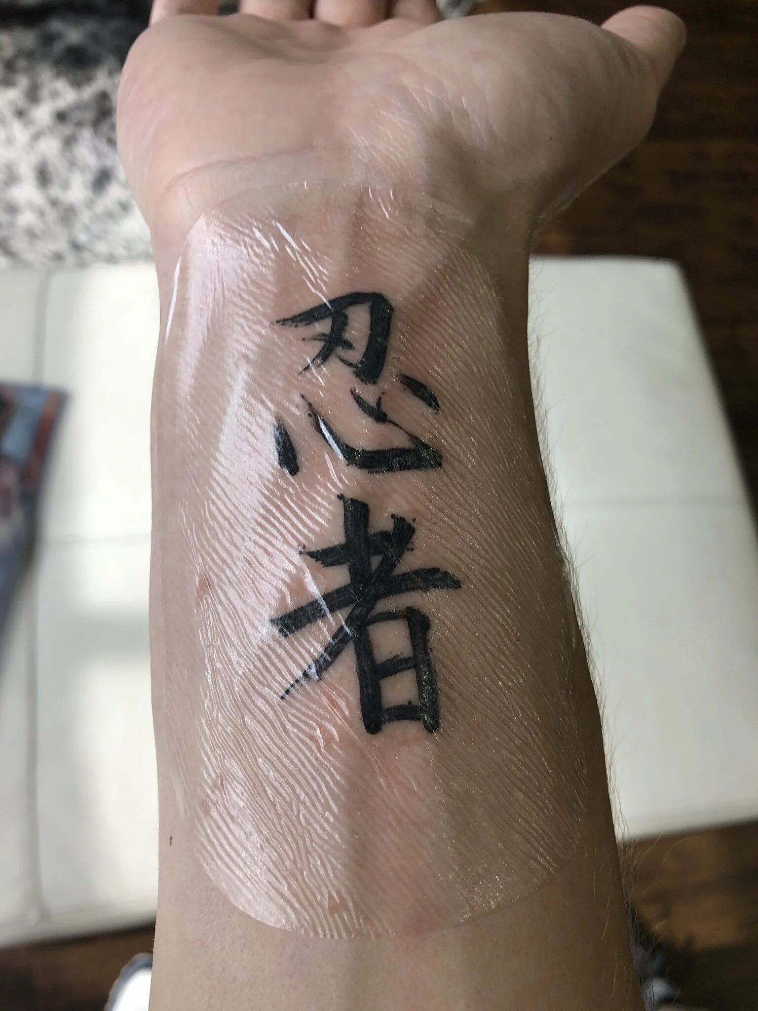 Как будет по китайскому рука. Татуировки на руку. Тату иероглифы. Татуировки мужские на руке. Тату иероглифы на руке.