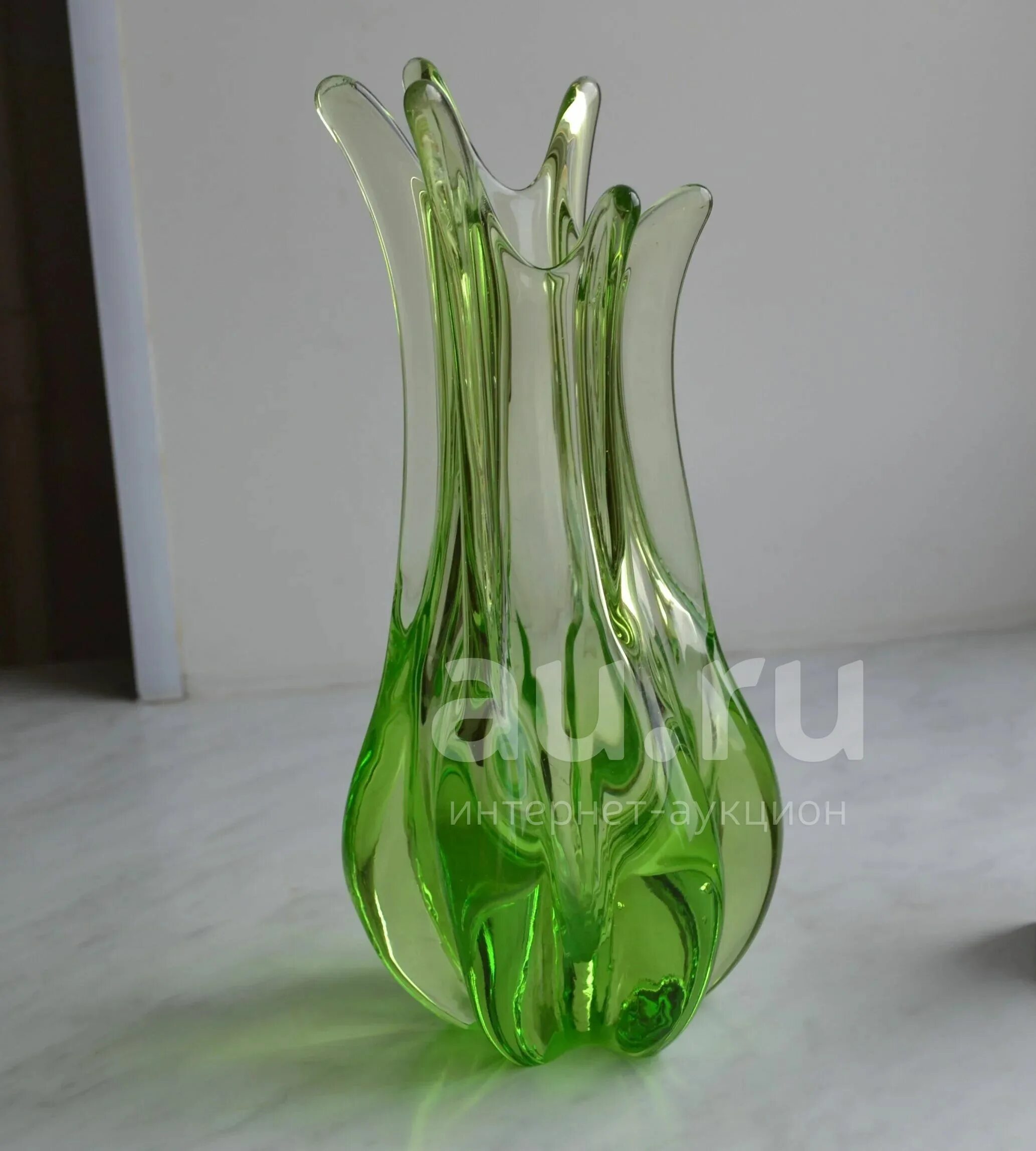 Ваза для цветов цветное стекло. Богемское стекло vaza cerna 8149/40/34022. Вазы для цветов. Стеклянные вазы. Необычная ваза для цветов.