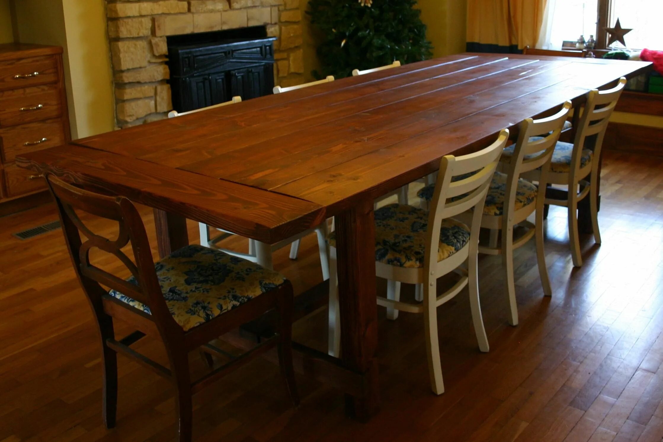 Обеденный стол Jimi из массива дуба IMR-1051972. Обеденный стол Danimore d473-45b/45t, Ashley. Красивый деревянный стол. Красивые столы из дерева.