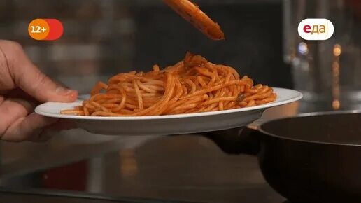 Еда кушаем всегда. Обед за столом. Человек ест. Семья за столом. Люди едят в ресторане.