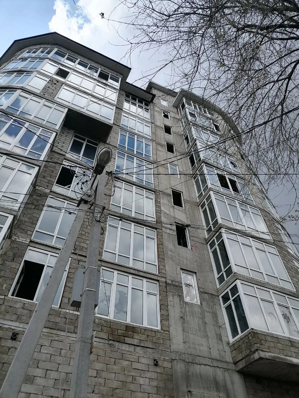 Бежевая 16 этажка. Окно в многоэтажке. Телефоны 7 этажки. Телефоны 7 этажки. Телефоны 7 этажки.