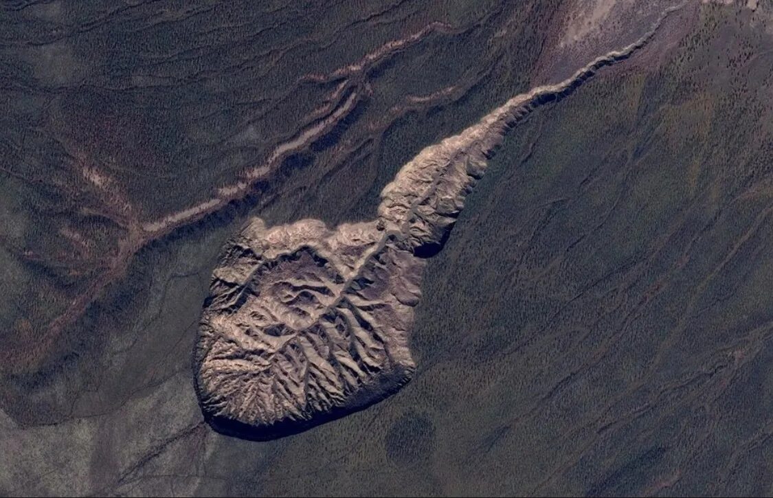 Батагайка. Сибирский кратер Батагайка. Батагайский кратер в Якутии. Кратер Батагайка в Восточной Сибири. Батагайский разлом.