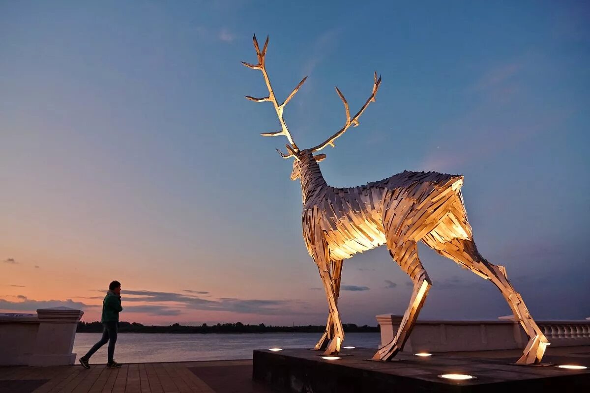 Олень на нижневолжской набережной. Олень на нижневолжской набережной. Памятник стальной олень нижний новгород. Памятник оленю в нижнем новгороде. Нижний новгород нижневолжская набережная скульптура оленя.
