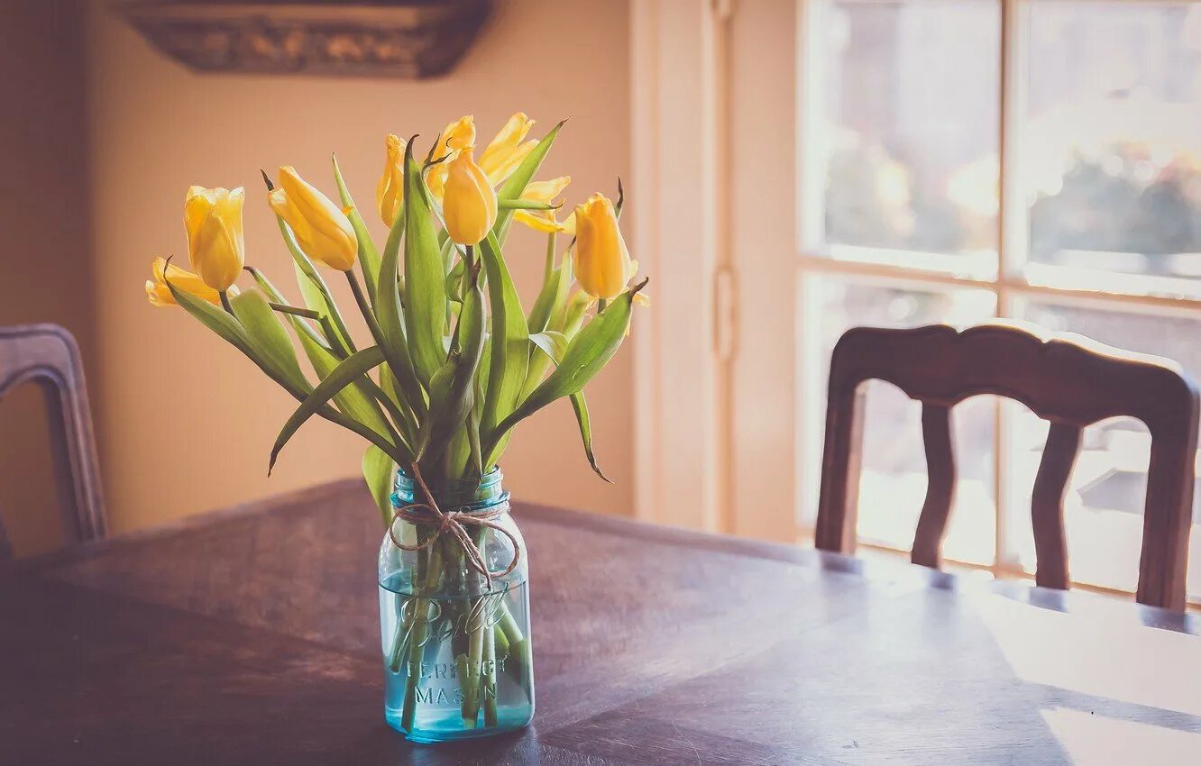 Как сохранить букет тюльпанов в вазе дольше. Тюльпаны в вазе. Ваза на столе. Вазы с цветами в интерьере. Букет тюльпанов в вазе.