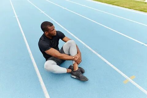 Спортсмен сидит