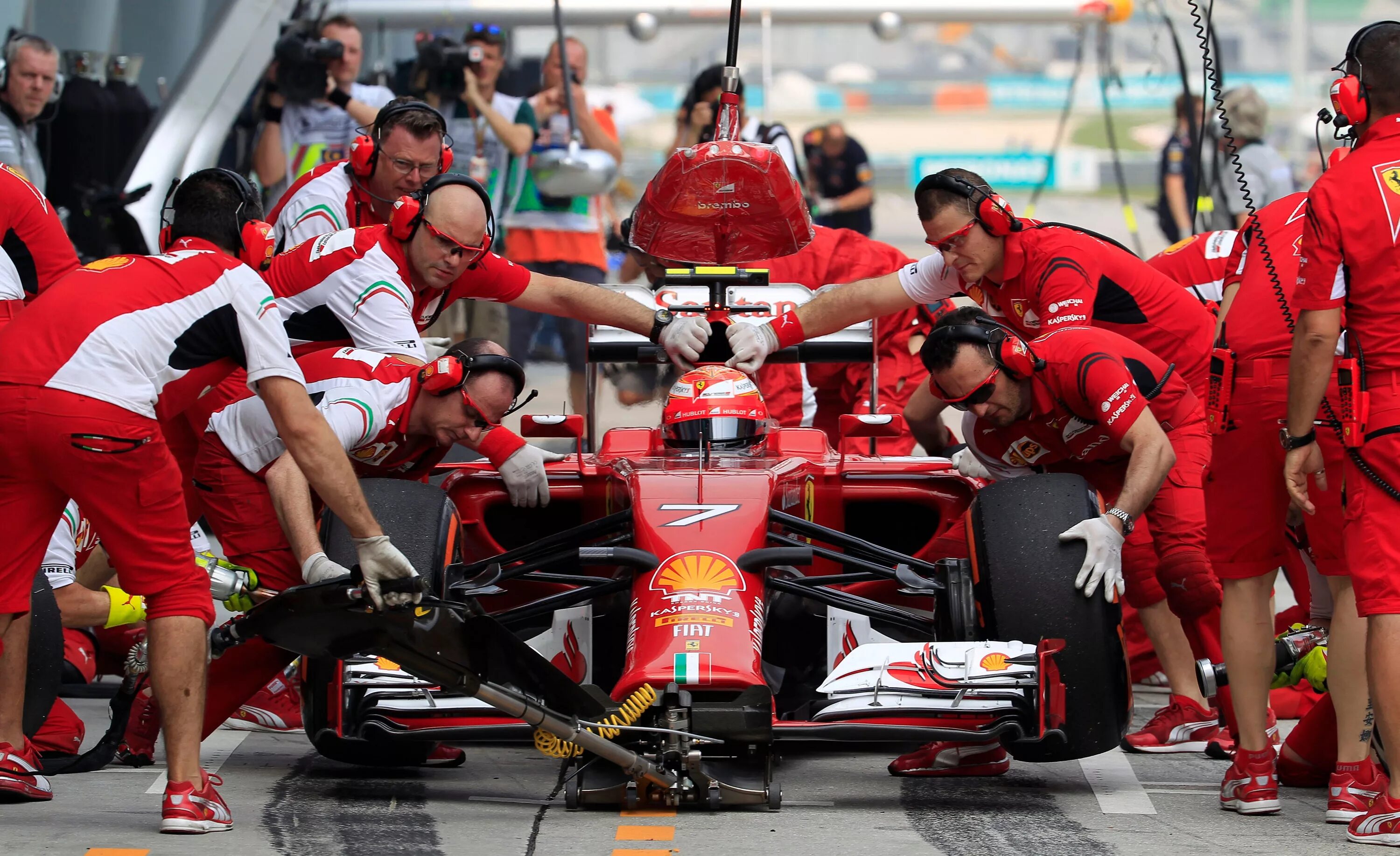 Техники формулы 1. Формула 1 пит стоп. Ferrari f1 пит стоп. Феррари (команда «формулы-1»). Формула 1 пит стоп команда.
