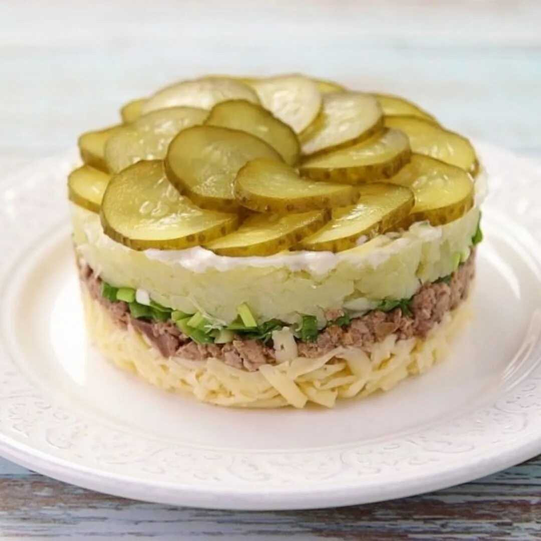 салат спеченью трескит. печень трески салат. салат с печенью трески и яйцом и огурцом. салат с печенью трески и горошком. солгар с печенью треки.