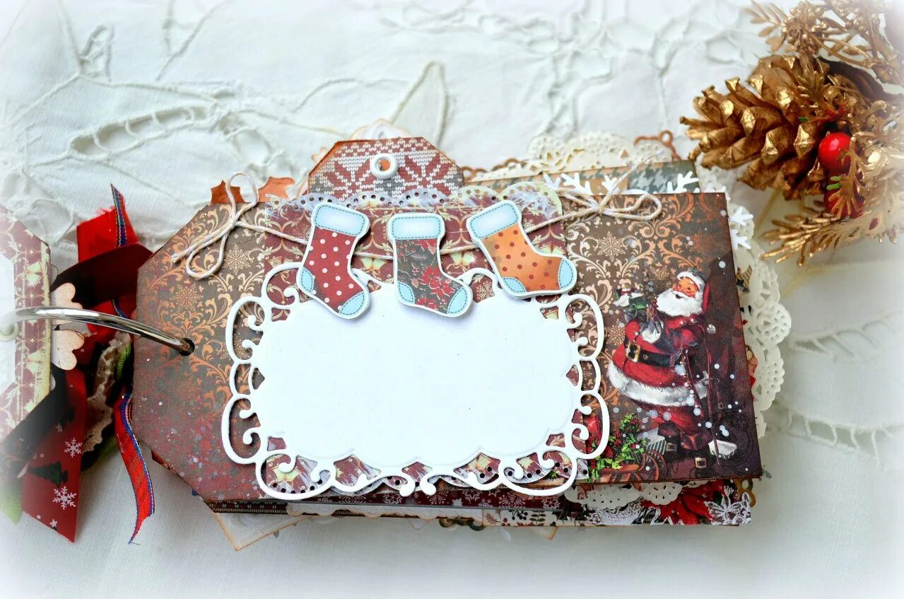 Альбом на новый год своими руками. Дизайн новогоднего альбома. Альбом на новый год своими руками. Новогодний альбом скрапбукинг. Фотоальбом с новогодней тематикой.