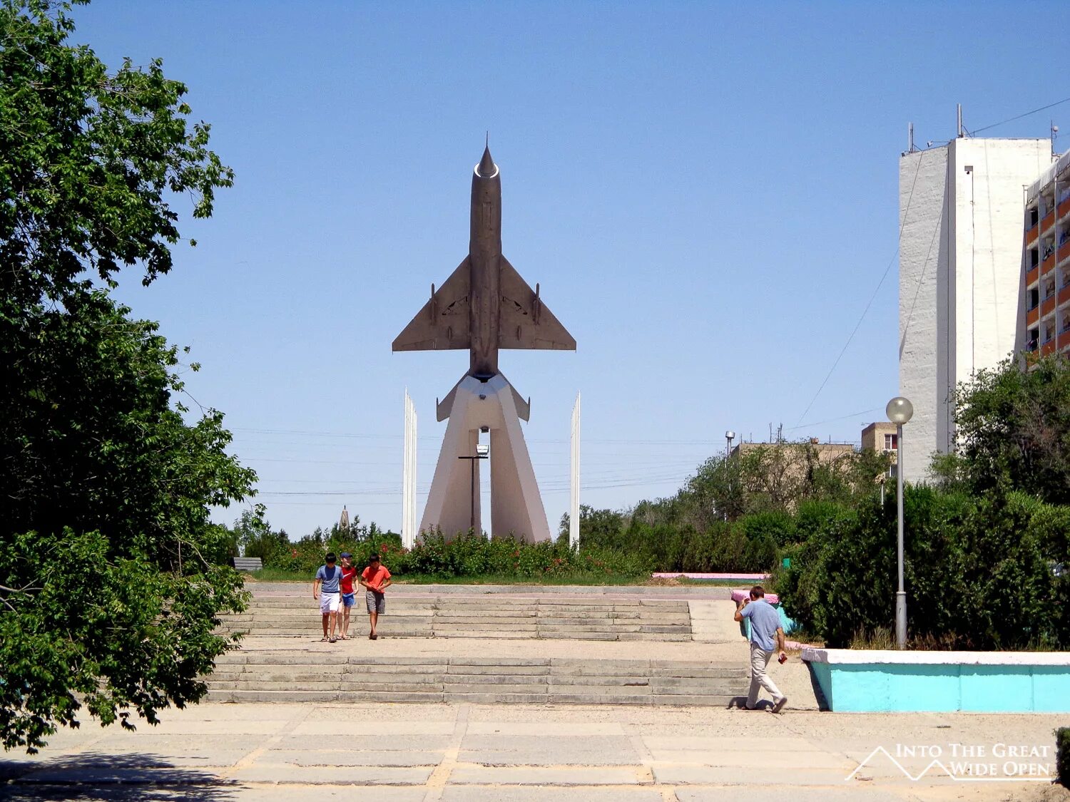 монумент победы актау казахстан. авиа актау. ургенч актау самолет. аэропорт актау. самолёт-памятник «миг-21ум» котельниково.