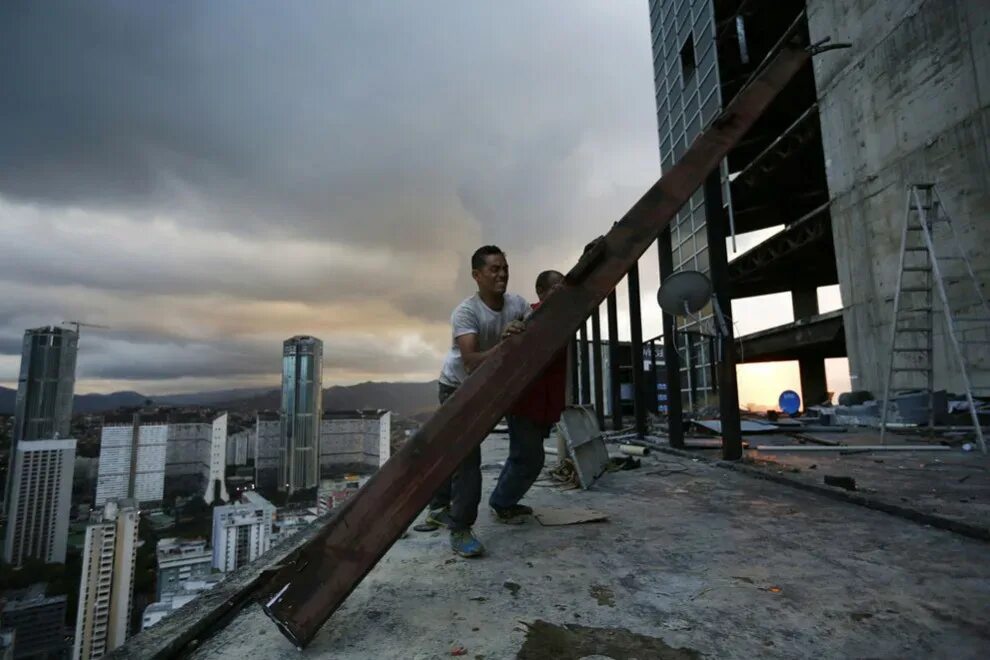 Заброшенный небоскреб. Башня Давида Венесуэла. Каракас небоскреб Давида. Башня Давида трущобы. Башня Давида в Каракасе фото.