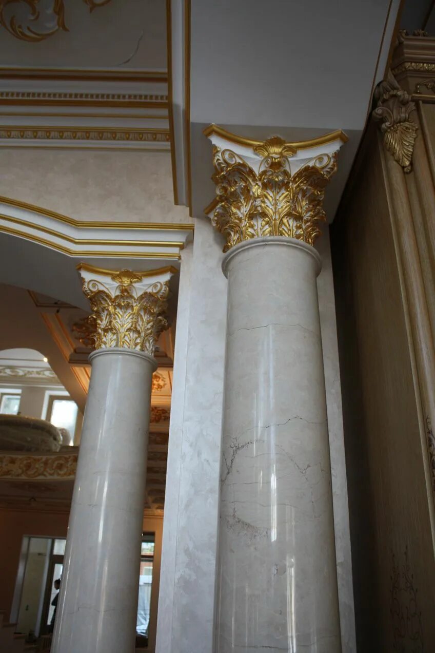 Оселковый мрамор стены. Оселковый мрамор. Оселковый мрамор. Колонны мраморные оникс. Оселковый мрамор.