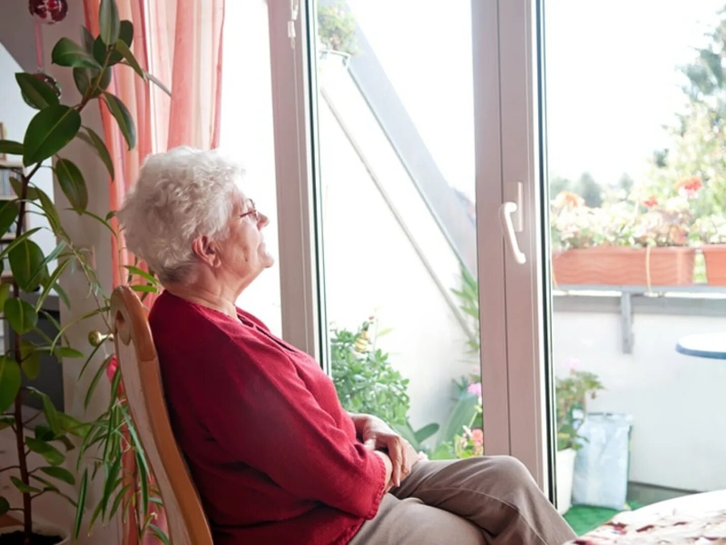 Старше 65 лет можно. Пожилая женщина у окна. Одинокая пожилая женщина. Пенсионерка у окна. Окна для пенсионеров.