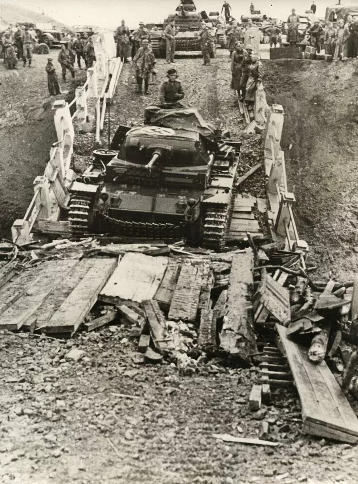 Подбитая колонна техники. Немецкий танк 1941 года. Танковые войска вермахта колонна. Подбитая немецкая техника 1941-1945.