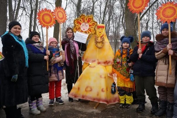 Солнце на Масленицу. Масленица в Новомосковске городской парк. Масленица в Солнечном Екатеринбург. Большое красивое солнце на Масленицу.